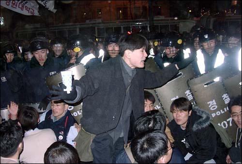 시위대가 미대사관으로 행진하려 하자 경찰이 이를 저지하고 있고, 촛불시위 최초 제안자인 '앙마'가 시위대에게 진정할 것을 부탁하고 있다. 